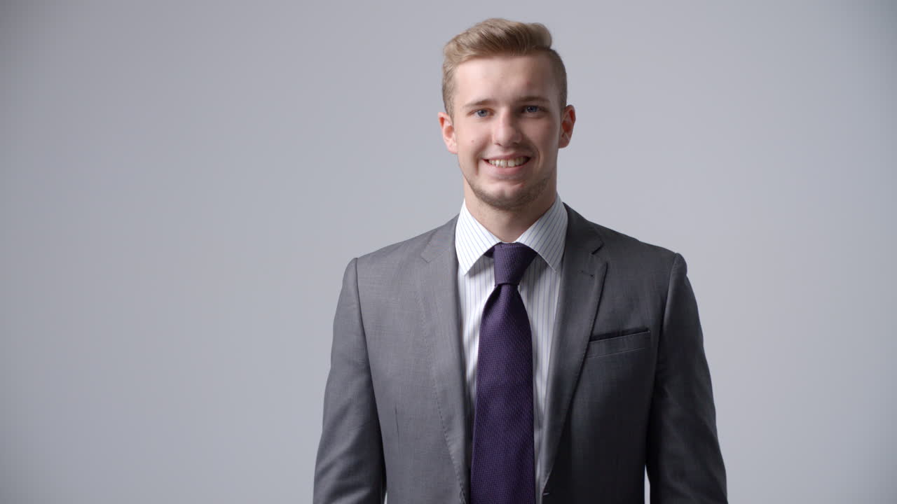 secuencia en cámara lenta de un hombre de negocios con traje