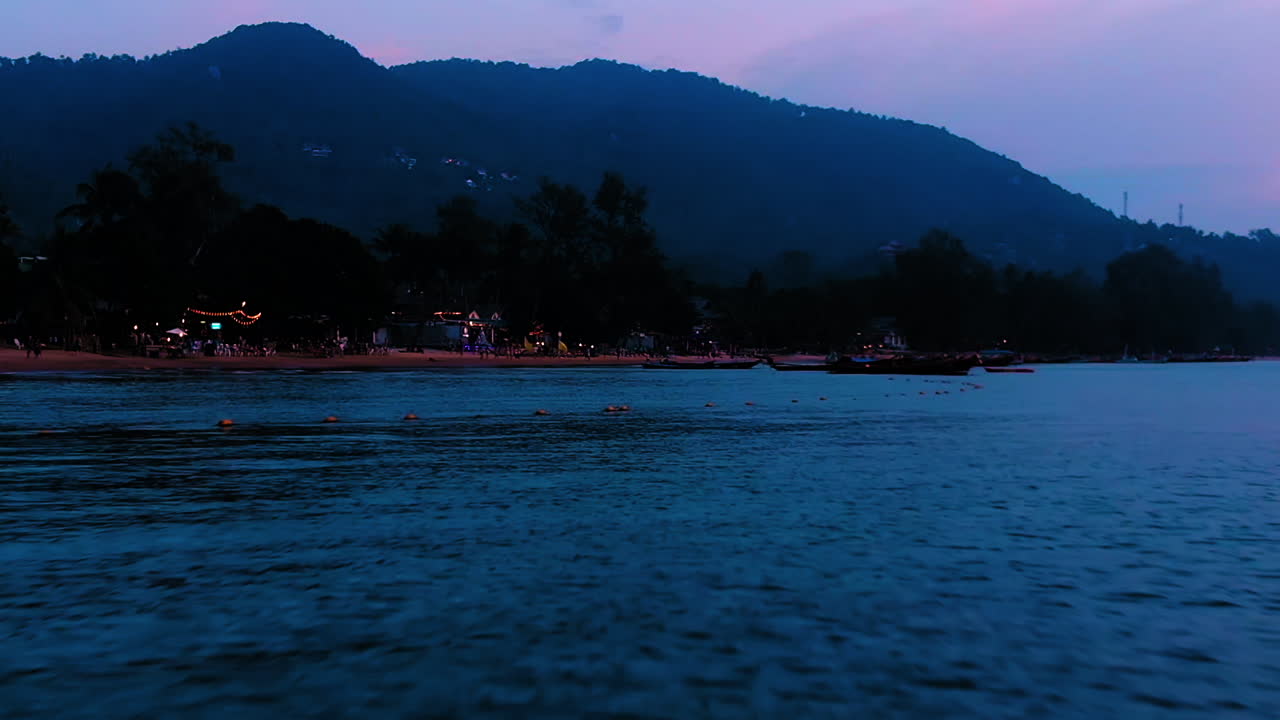 태국에 떠 있는 보트와 함께 바다에서 해변까지 코타오 섬, 사이리 해변의 공중 촬영