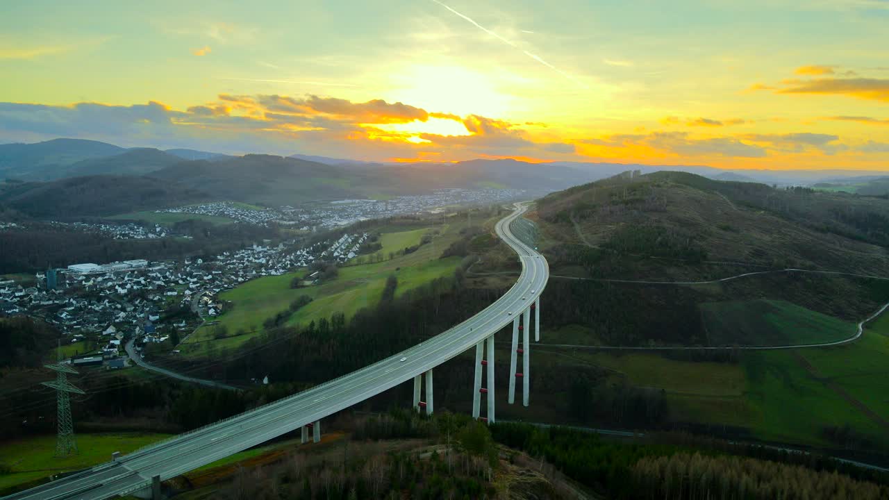 el puente de autopista más alto de renania del norte-westfalia, talbrücke nuttlar, durante la puesta de sol de la hora dorada: una escena de transporte de alta velocidad