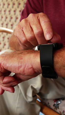 una persona jubilada está usando un reloj inteligente