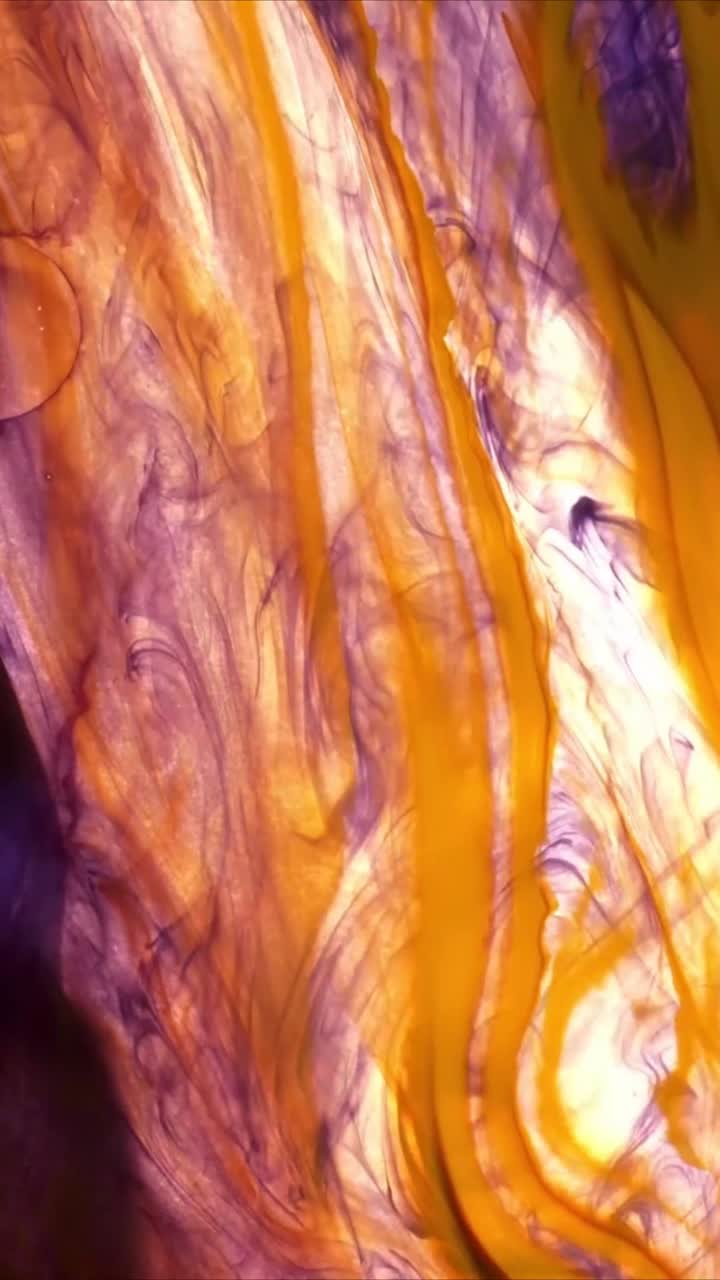 Inchiostro giallo e viola vibrante vorticoso in liquido astratto