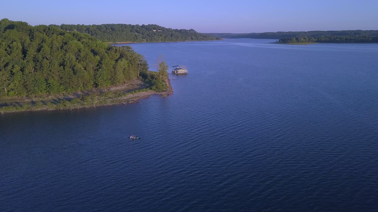 kayak remando en el lago