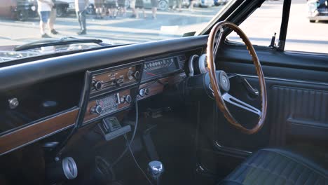 el interior de un muscle car de la vieja escuela de los años 70, v8 muscle car, interior de un coche, coche clásico