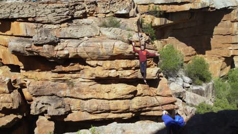 atleta de línea alta caminando en slackline 4k