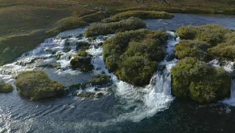 El-Agua-Fresca-Y-Natural-Abunda-En-Islandia,-Se-Puede-Beber-Directamente-Del-Río