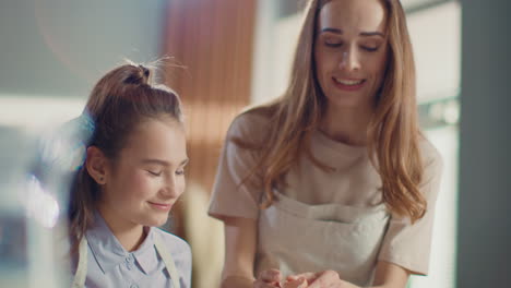 Madre-E-Hija-Horneando-Juntas-En-La-Cocina