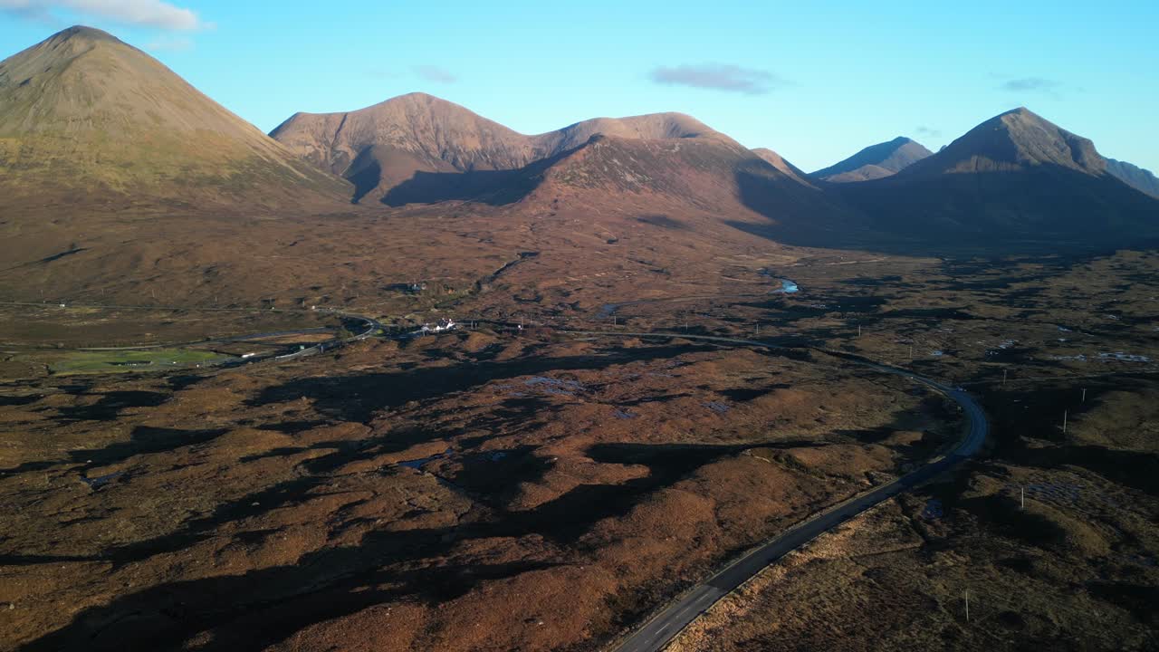 tiro elevado que revela highland road y montañas rojas cuillin en invierno en sligachan en la isla de skye escocia