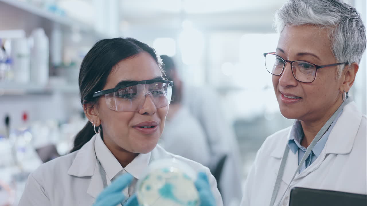 ciencia, mentor y placa de petri con la gente