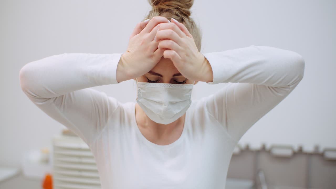 코로나 바이러스 1에 대한 보호 마스크를 착용하는 젊은 여성