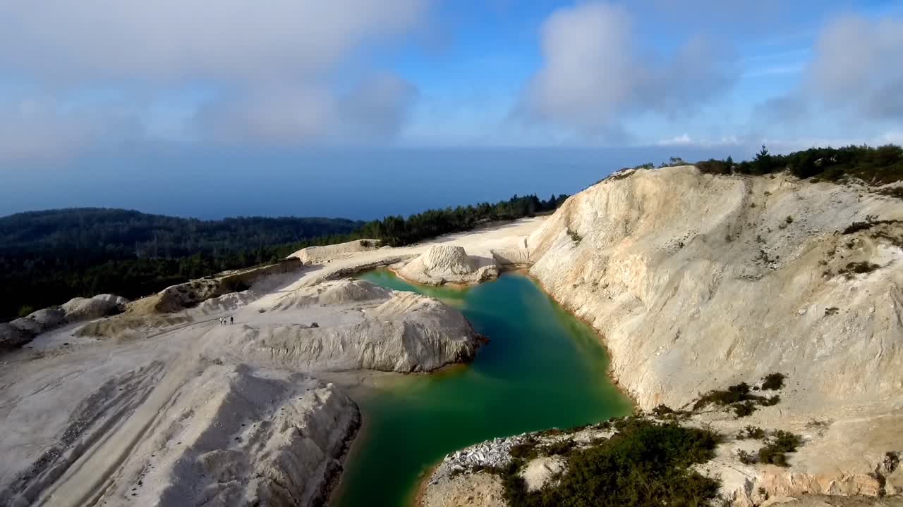 vista aérea sobre el lago tóxico verde en la mina abandonada de monte neme