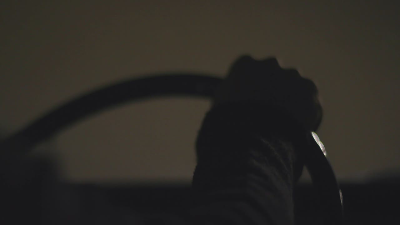 persona que conduce un automóvil por la noche