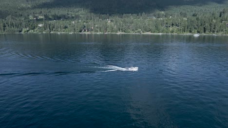 Wakesurfing-Abenteuer-Am-Dunkelblauen-Flathead-Lake-In-Montana-An-Einem-Hellen-Sommertag---Luftdrohne