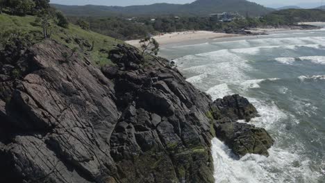 Gentle-Waves-Meeting-The-Rocky-Beachfront-Of-Cabarita-In-Northeastern-New-South-Wales,-Australia