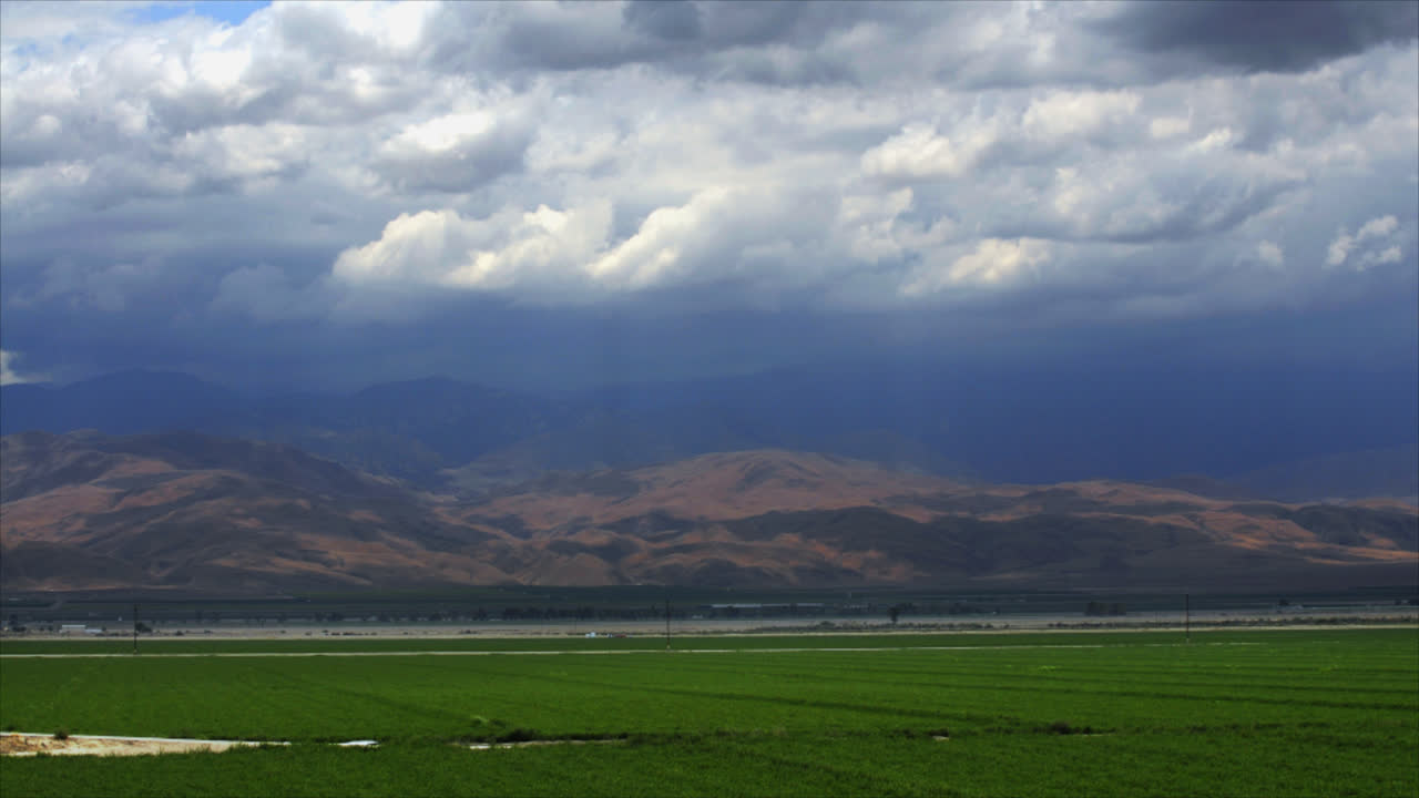 산 위의 비구름 저속 촬영