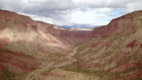 Antena-De-Camino-De-Tierra-Con-Butte-Mesa-Flat-Top-Mountain-En-Un-Hermoso-Día-En-El-Desierto-Suroeste-De-Colorado,-EE.UU.