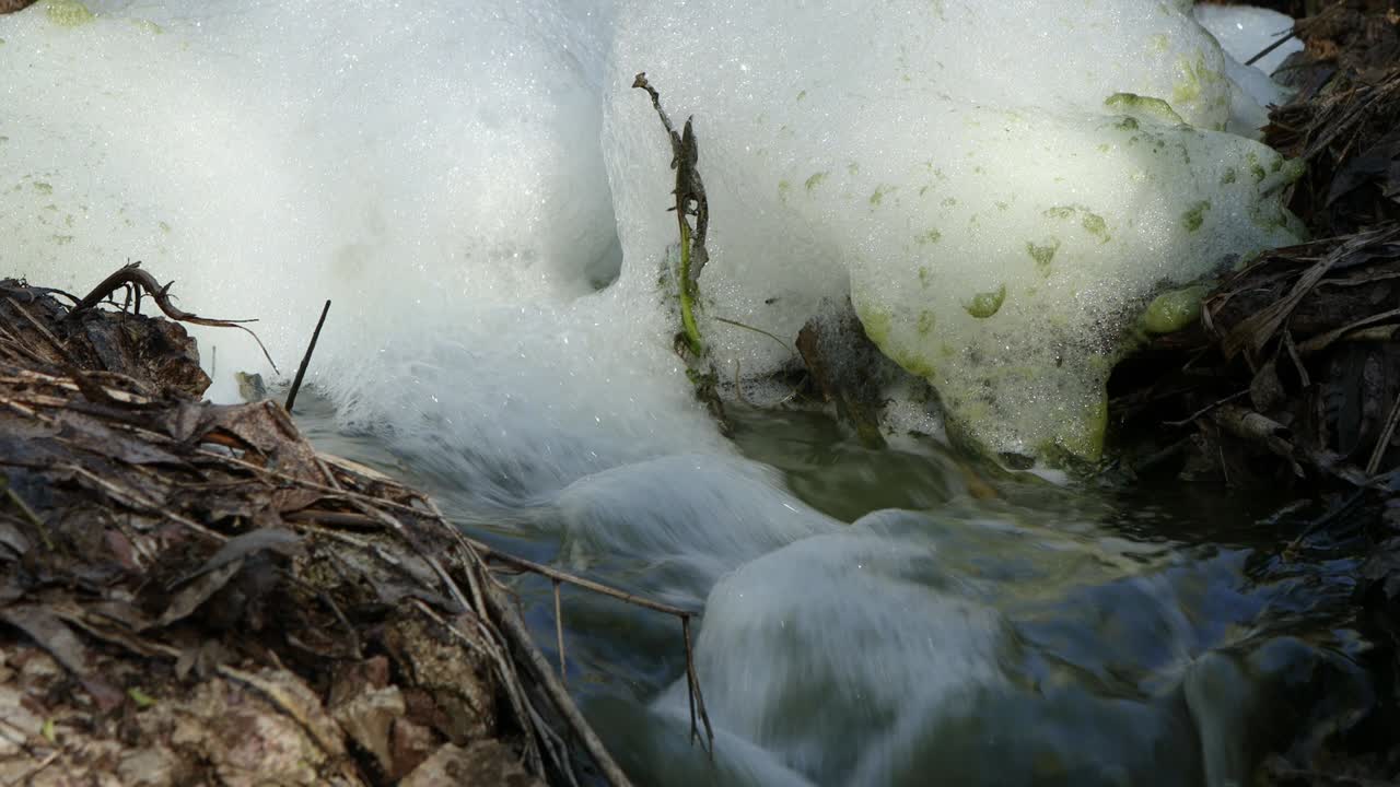 하수구에서 은 물이 파이프 밖으로 흘러나와 거품이 됩니다.