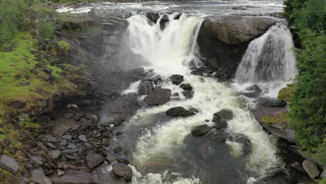 La-Cascada-Ristafallet-En-La-Parte-Occidental-De-Jamtland-Está-Catalogada-Como-Una-De-Las-Cascadas-Más-Hermosas-De-Suecia.