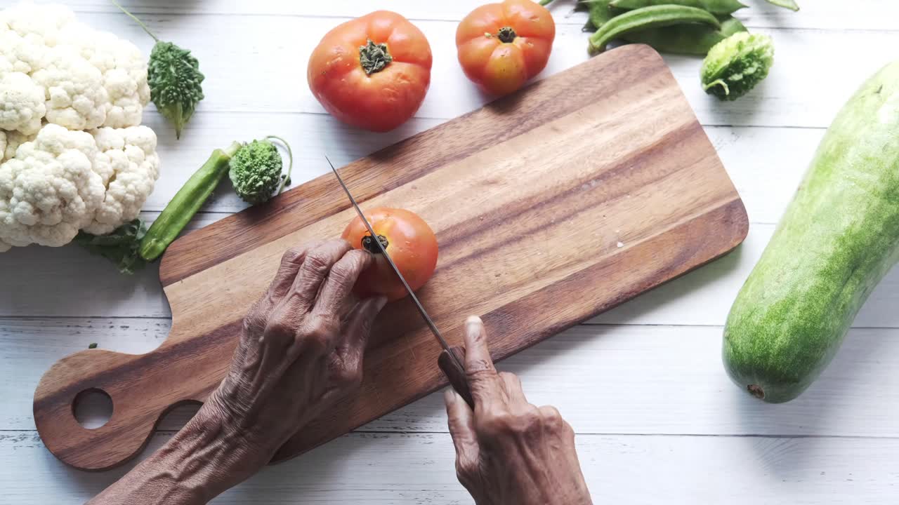preparando verduras en una tabla de cortar de madera