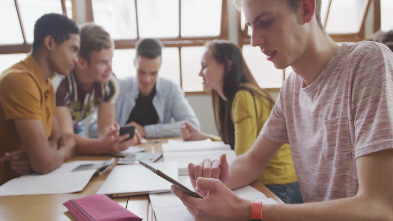 estudiantes que trabajan juntos en una clase de secundaria