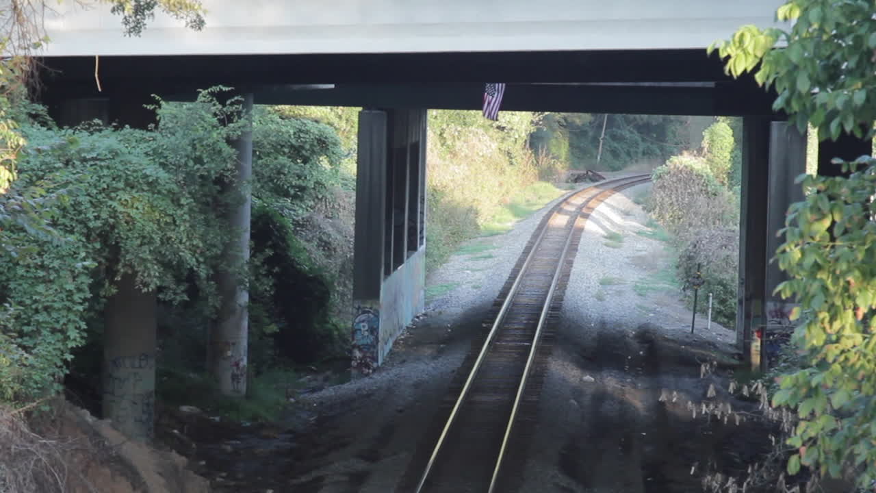 철로가 있는 다리 아래에 표시된 미국 국기