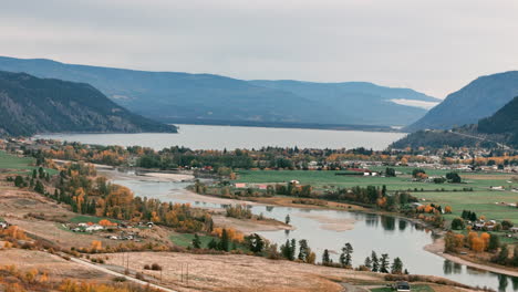 El-Toque-Del-Otoño-En-El-Pequeño-Lago-Shuswap,-Persecución.