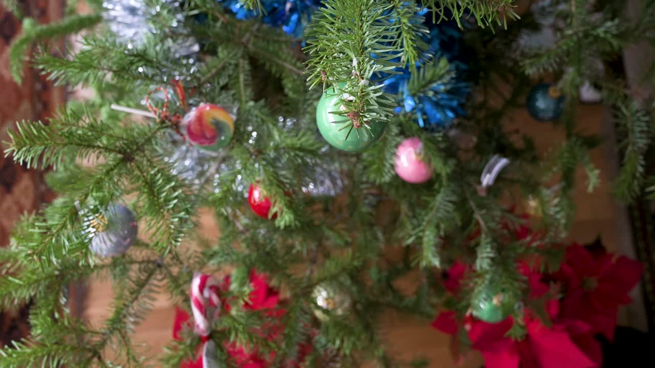 겨울철 에 수많은 장식품 으로 장식 된 크리스마스 소나무 가지 들 의 새 눈 으로 볼 수 있는 모습