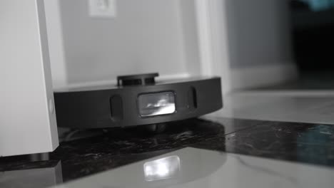 robot aspirador en un hogar