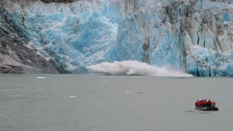 parto en cámara lenta del glaciar sawyer derritiéndose en tracy arm, alaska 4k