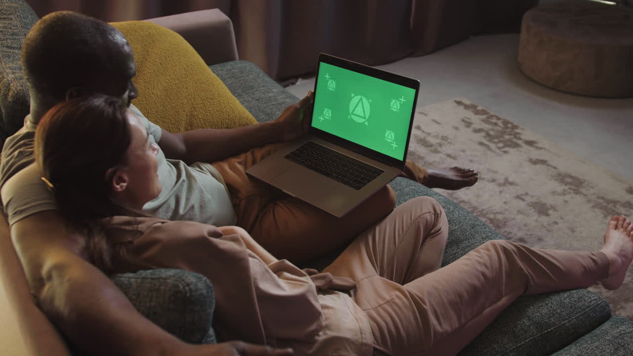 pareja en el sofá en casa