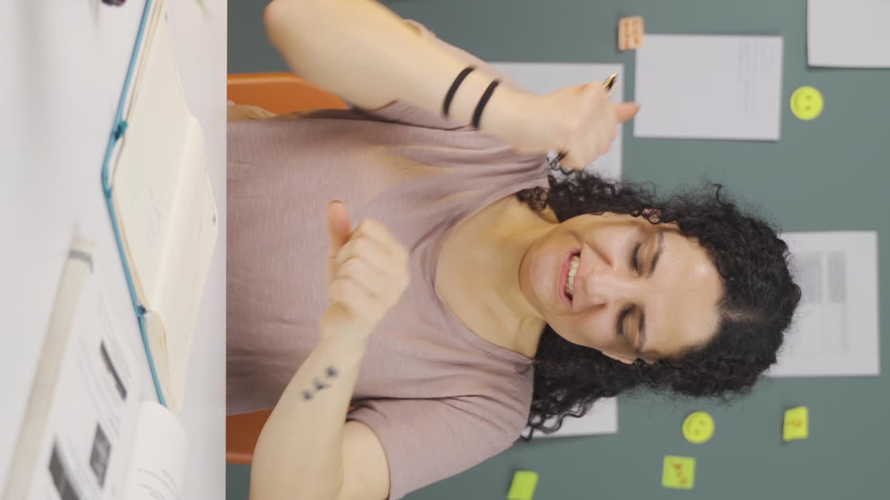 video vertical de una estudiante mentalmente enferma que no se siente bien.