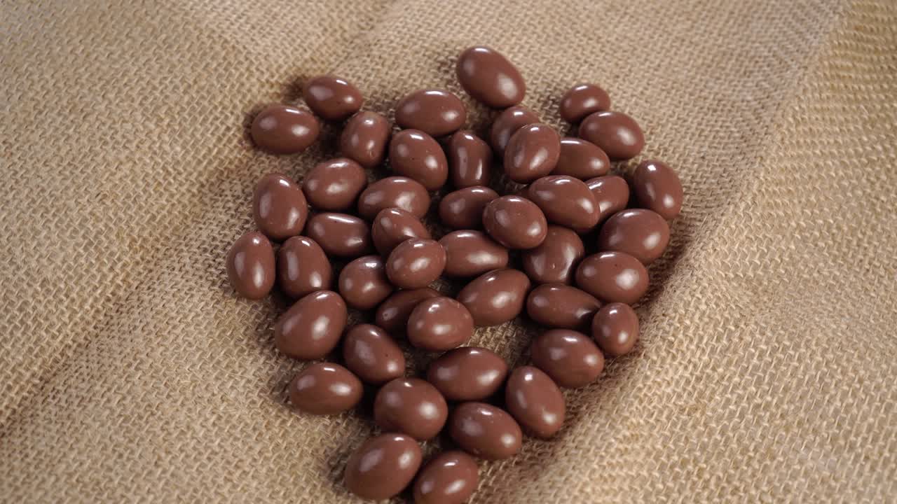 un montón de bolas de caramelo de chocolate redondas en un pañuelo rústico áspero