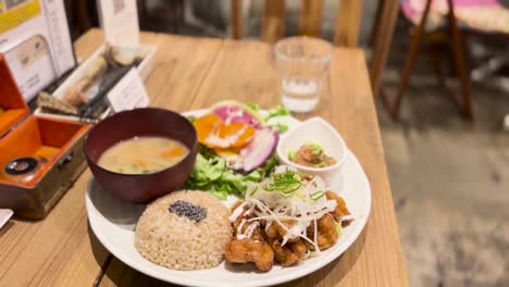 Arroz-Karaage-De-Pollo-De-Soja-Vegano-Japonés-Con-Sopa-De-Miso