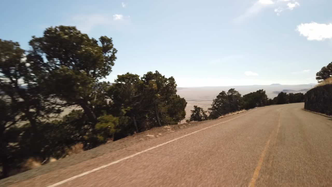Un viaggio lungo una tortuosa strada di montagna con panorami mozzafiato nel Nuovo Messico.