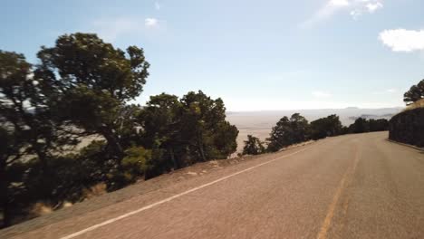 Conducir-Por-Una-Carretera-De-Montaña-Ventosa-Con-Impresionantes-Vistas-En-Nuevo-México