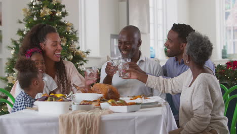 Familia-Multigeneracional-Celebrando-La-Navidad-En-Casa-Comiendo-Juntos