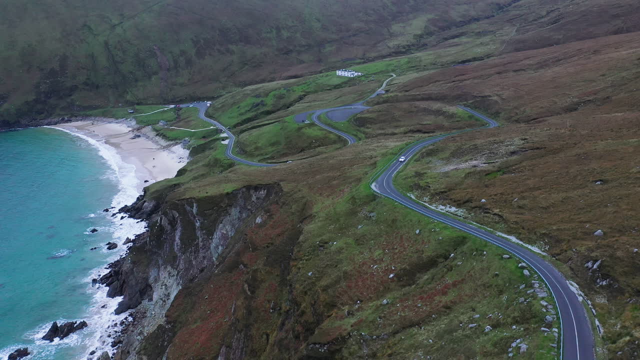 keem 해변과 해변, 아일랜드로 이어지는 도로의 영화 드론 샷