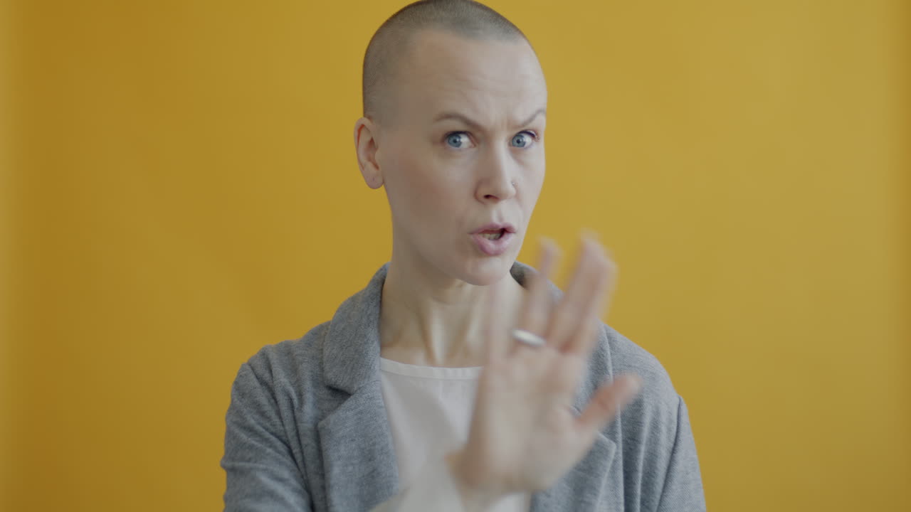 mujer expresando su desaprobación