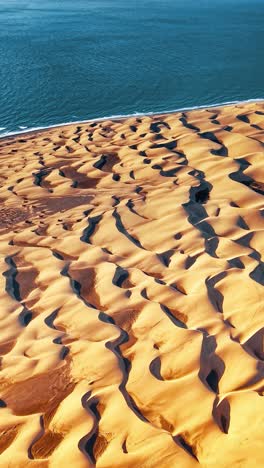 vista aérea de las dunas de arena dorada a lo largo de la costa de gran canaria