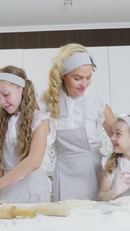 familia feliz horneando juntos
