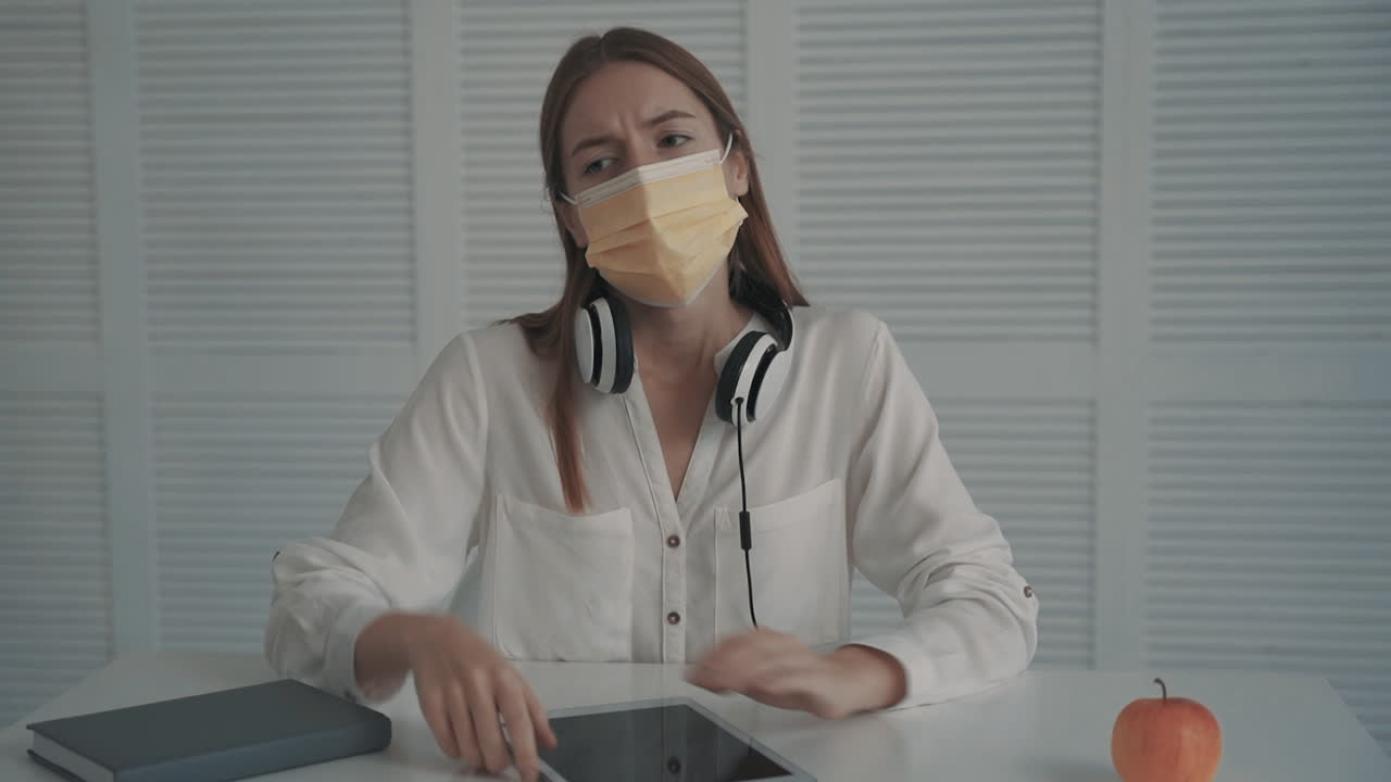 уставшая женщина-учительница с маской на лице