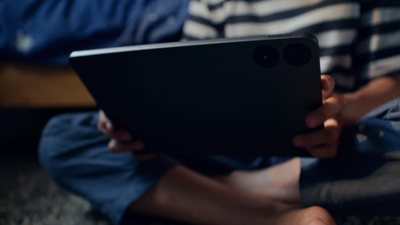 persona que utiliza una tableta