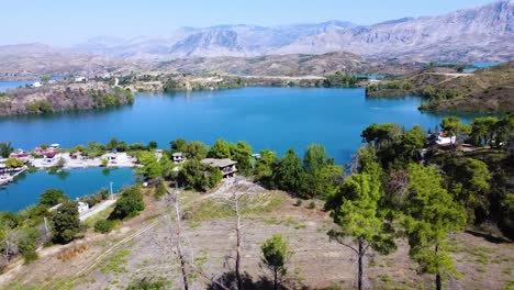 vista panorámica del paisaje de las montañas taurus desde el parque high cerca del lago azul, turquía