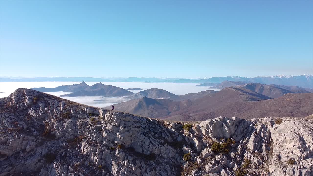 산 드론 샷에서 등산객 하이킹의 단독 모험