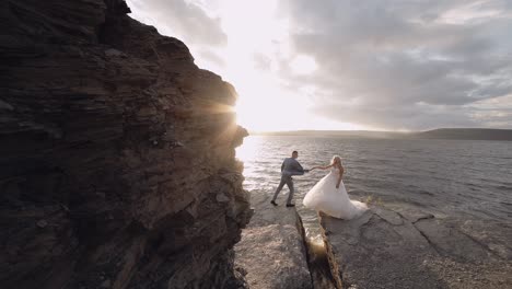 Pareja-De-Boda.-Encantadores-Novios.-Familia-Feliz.-Hombre-Y-Mujer-Enamorados