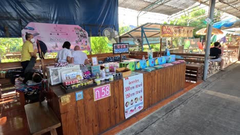 clientes y vendedores interactuando en un puesto de mercado