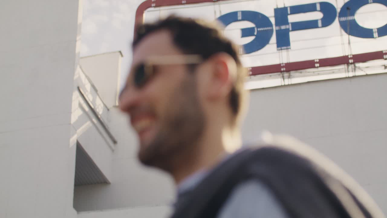 hombre sonriendo al aire libre