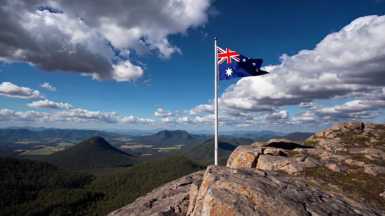 Bandiera australiana sulla vetta di una montagna