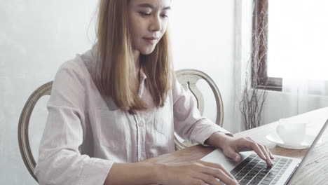 Joven-Asiática-Está-Trabajando-En-Su-Computadora-Portátil-Desde-La-Oficina-En-Casa