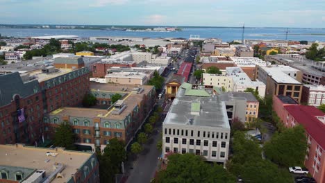 Eine-Umlaufende-Drohnenaufnahme-Des-Marktes-In-Der-Innenstadt-Von-Charleston,-Sc