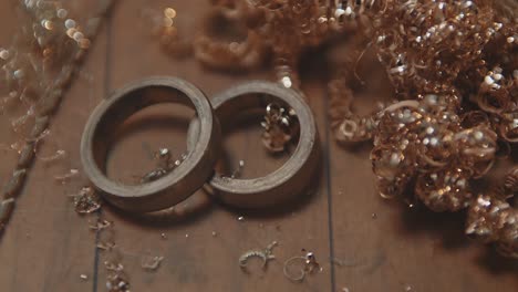 joyas de oro y virutas metálicas